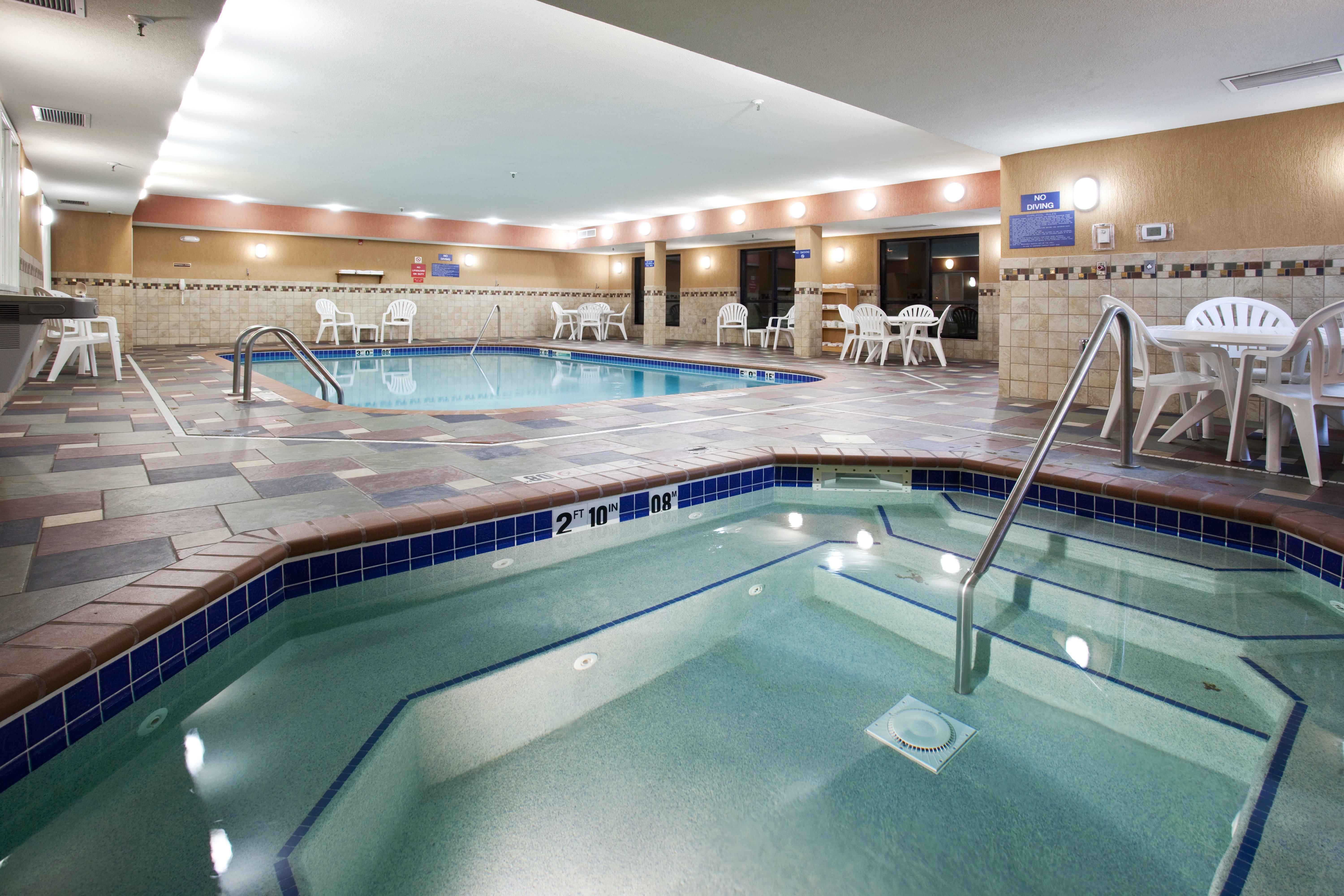 Holiday Inn Express Hotel & Suites Fort Collins By Ihg Bagian luar foto