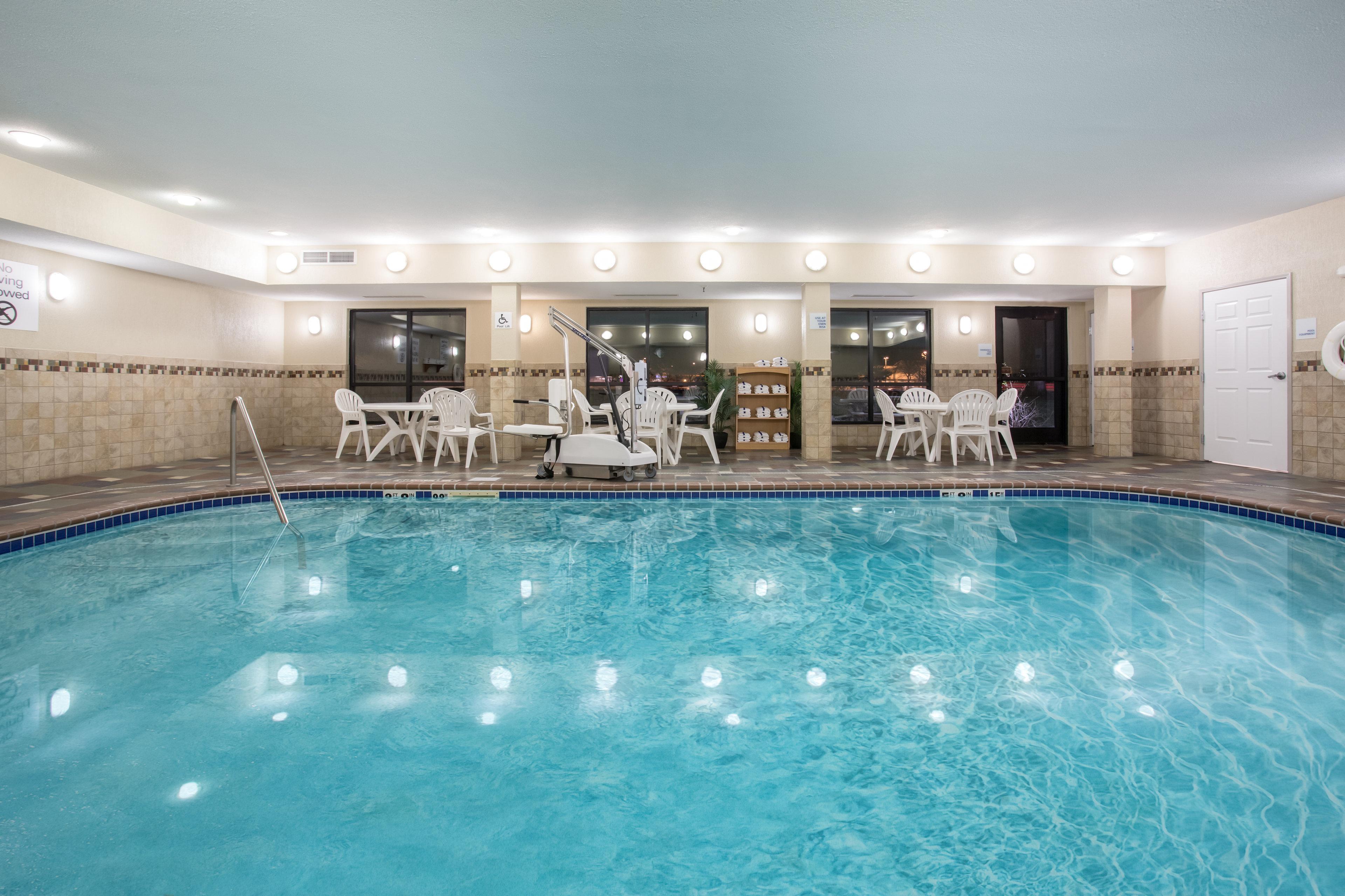 Holiday Inn Express Hotel & Suites Fort Collins By Ihg Bagian luar foto