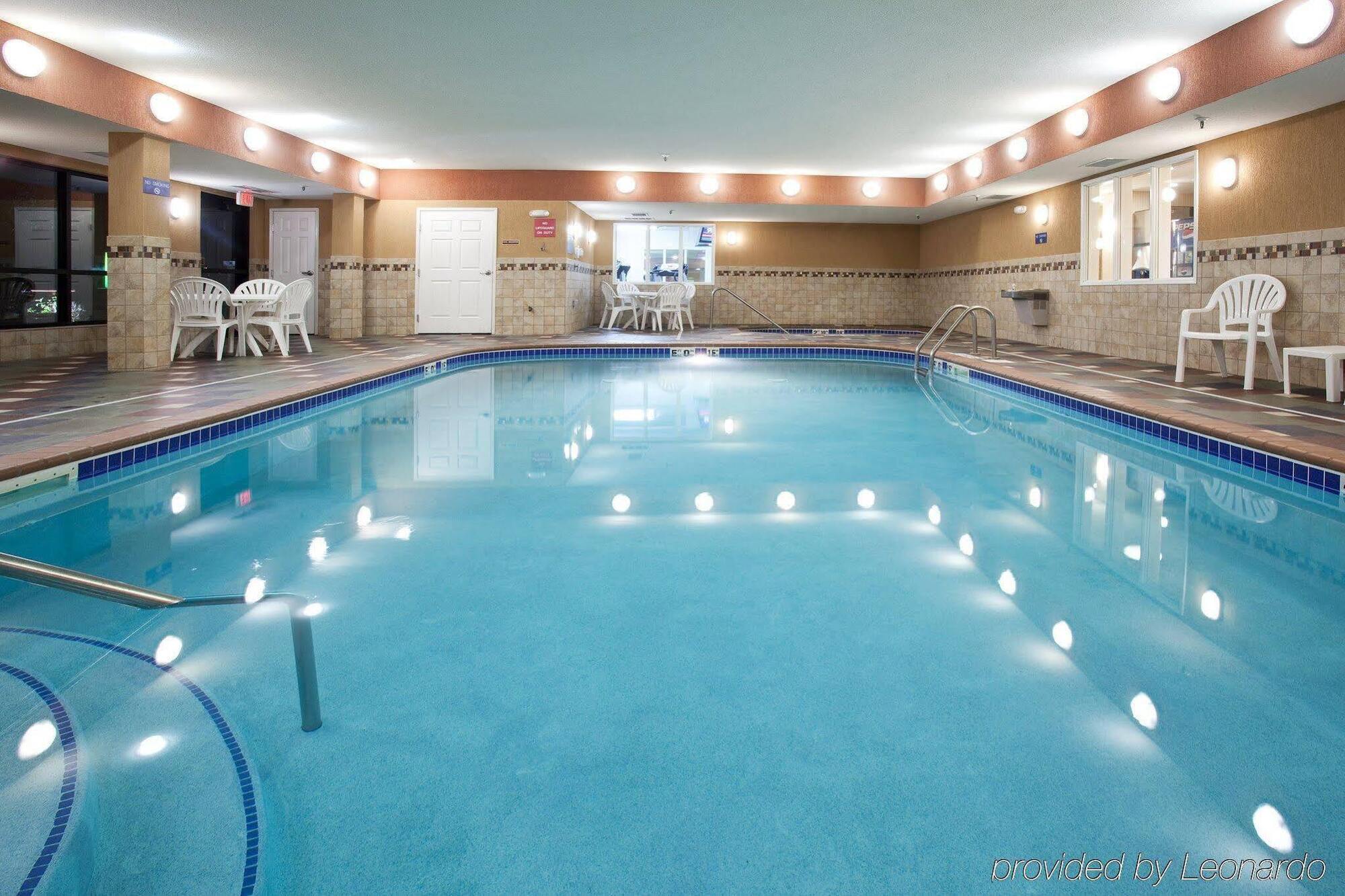 Holiday Inn Express Hotel & Suites Fort Collins By Ihg Bagian luar foto